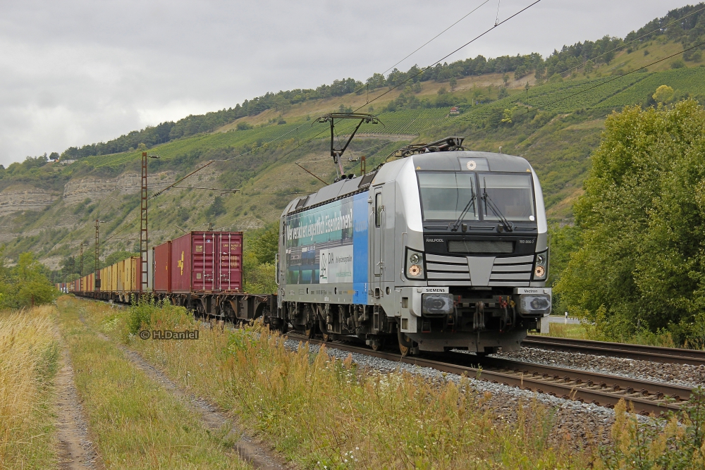 193 806-7 Railpool Vectron mit einem Containerzug am 29.07.2015 in Thüngersheim.