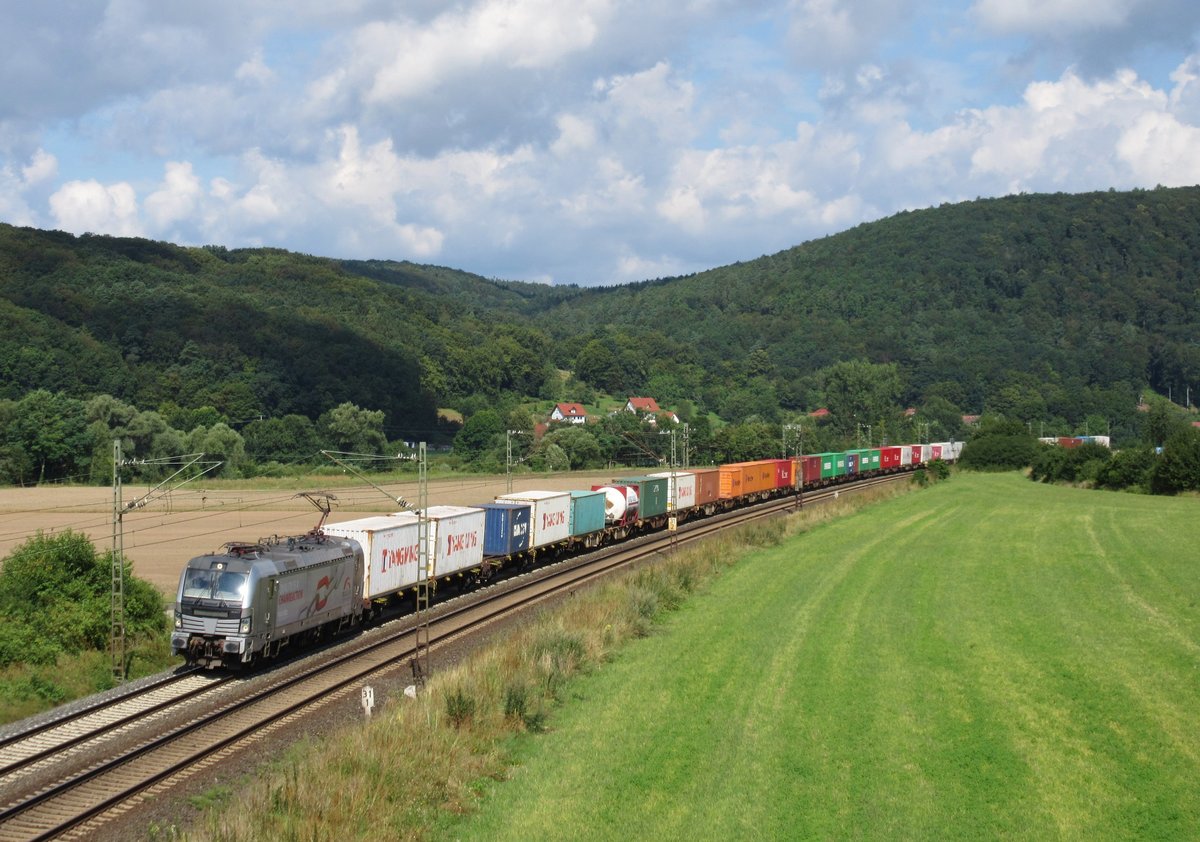 193 806 der TX Logistik zieht am 11.August 2016 einen Containerzug bei Gambach in Richtung Wrzburg.
