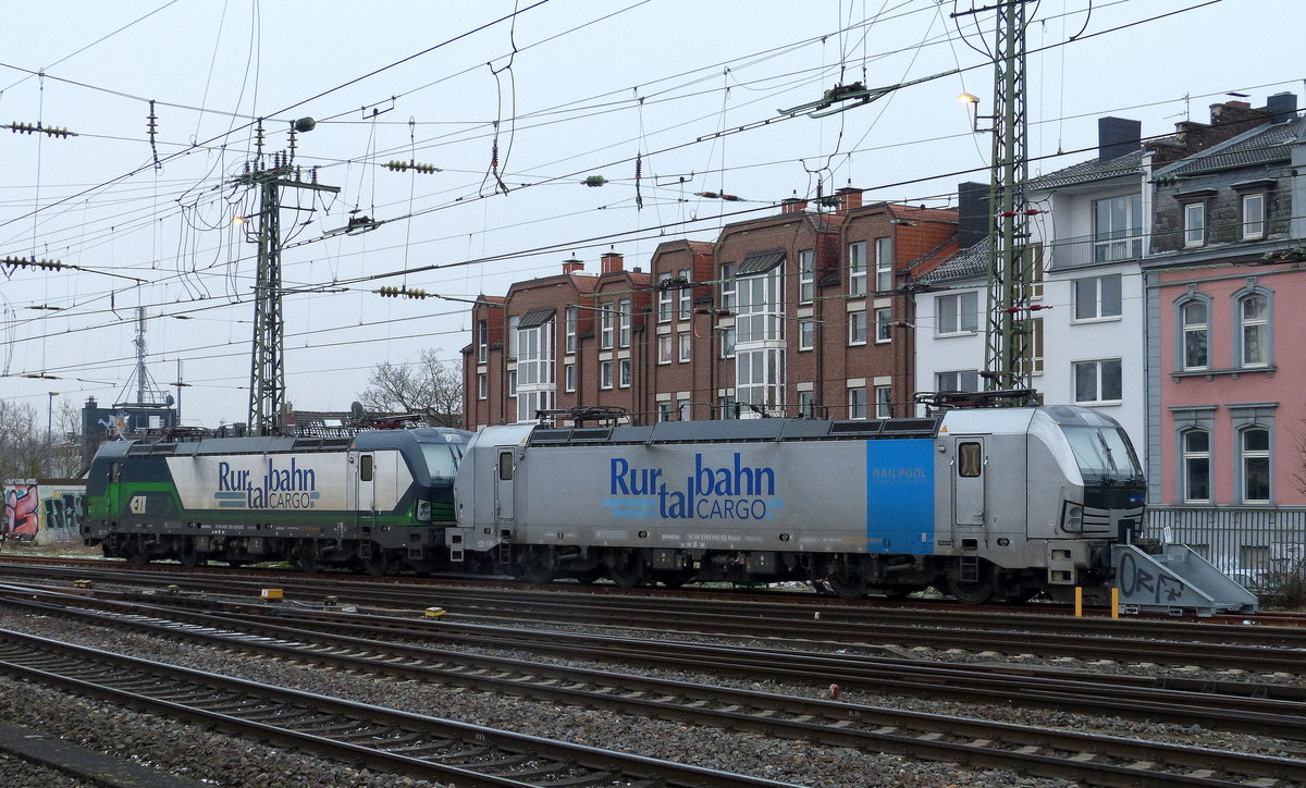 193 810 und 193 229 beide von der Rurtalbahn-Cargo stehen im Aachener-HBF abgestellt. Aufgenommen vom Bahnsteig 2 vom Aachen-Hbf.
 Am Kalten Morgen vom 6.2.2018.