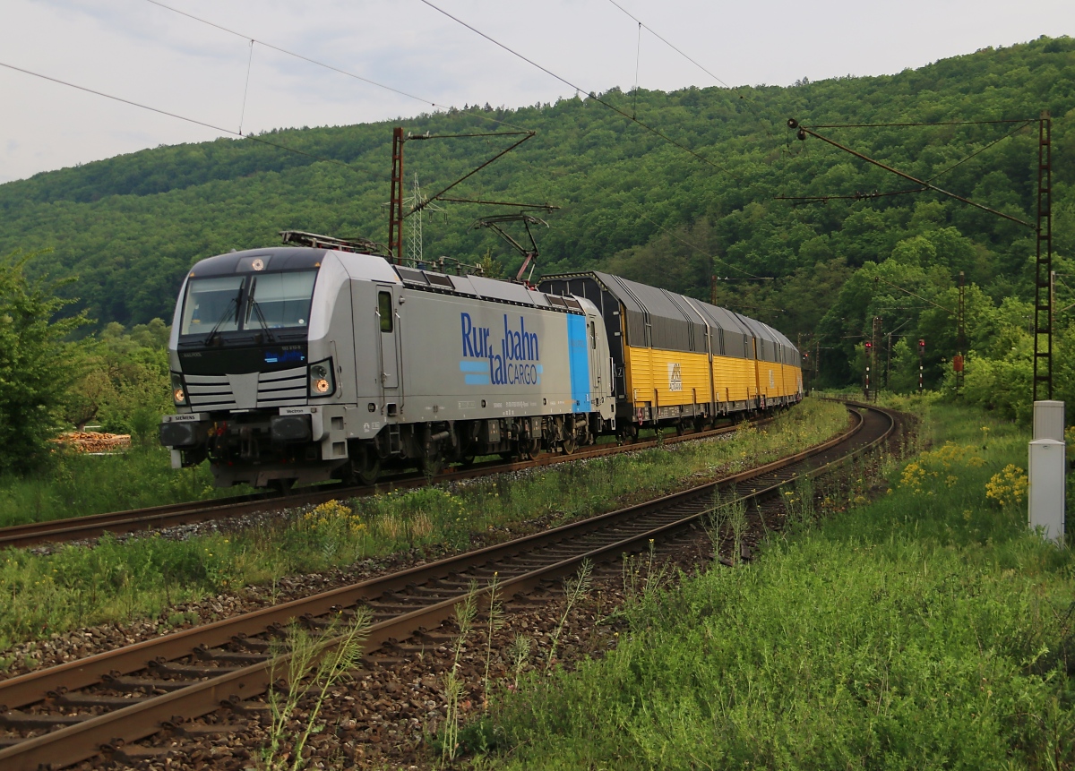 193 810-9 mit geschlossenen ARS-Autotransportwagen in Fahrtrichtung Süden. Aufgenommen am 12.05.2015 in Wernfeld.