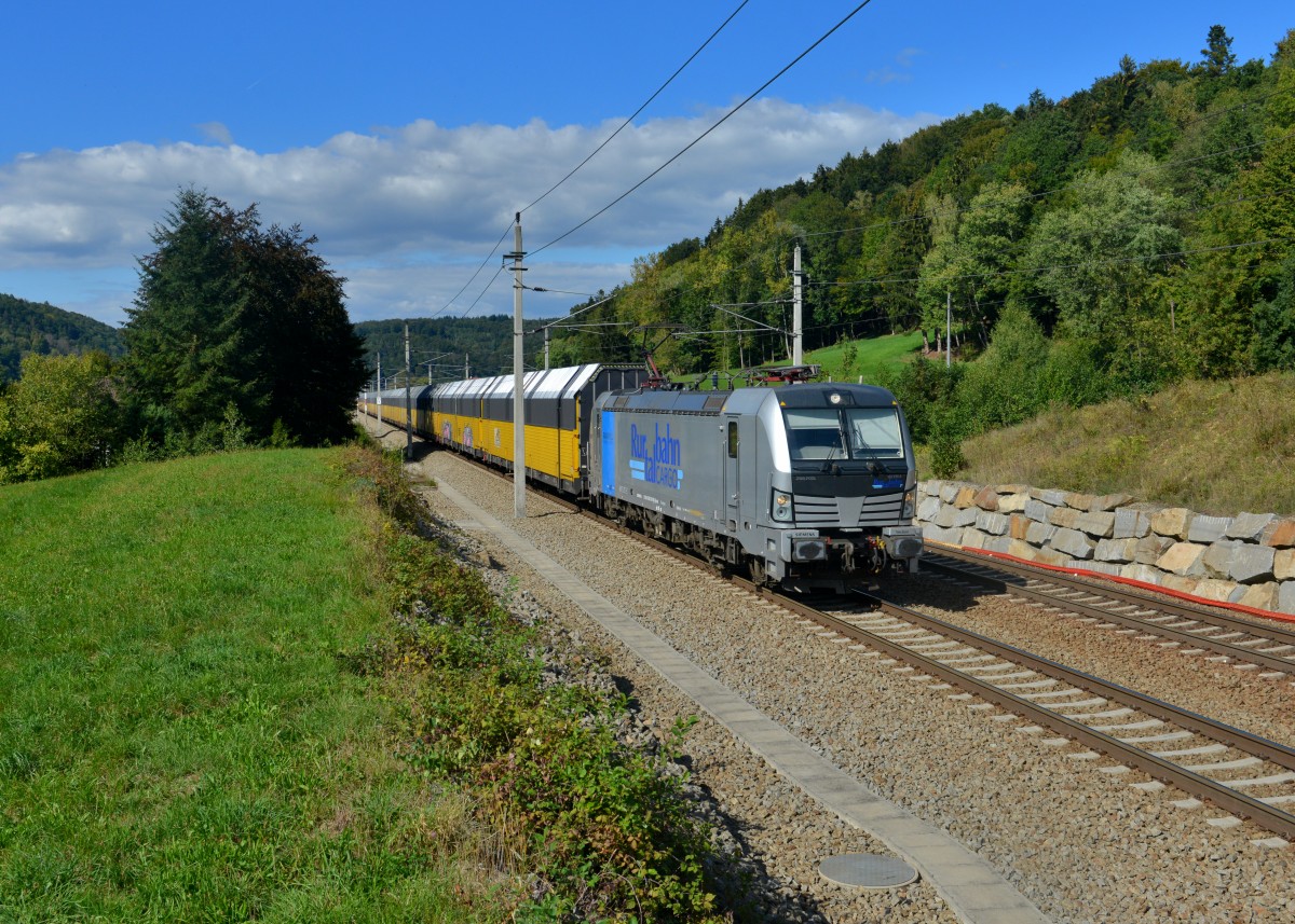 193 810 mit einem ARS Altmann am 27.09.2015 bei Wernstein am Inn.