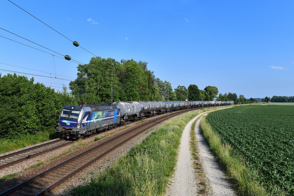193 810 mit einem Kesselzug am 13.06.2019 bei Langenisarhofen. 