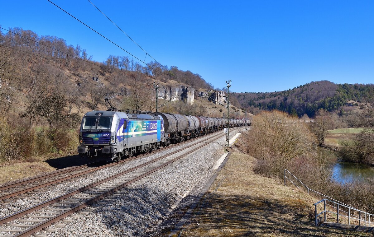 193 810 mit einem Kesselzug am 22.03.2022 bei Hagenacker.