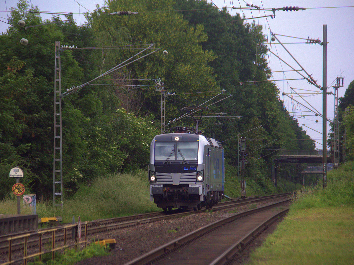 193 810 von der Rurtalbahn-Cargo  kommt als Lokzug aus Mönchengladbach-Hbf nach Aachen-West nd fährt die Kohlscheider-Rampe hoch aus Richtung Herzogenrath und fährt durch Kohlscheid in Richtung Richterich,Laurensberg,Aachen-West. 
Aufgenommen von Bahnsteig 1 in Kohlscheid. 
Bei Wolken am Morgen vom 31.5.2018.