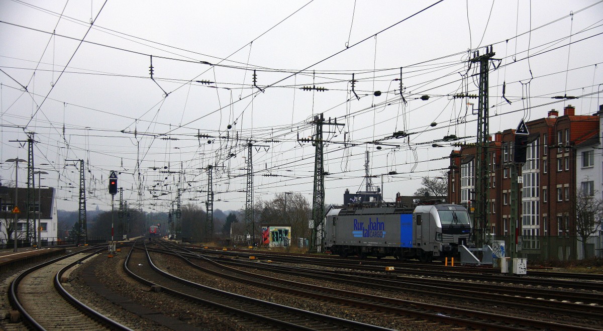 193 810 von der Rurtalbahn steht abgestellt im Aachener-Hbf.
Aufgenommen vom Bahnsteig 2 vom Aachen-Hbf am 14.3.2015.