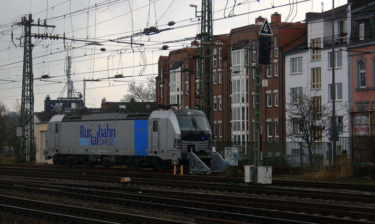 193 810  von der Rurtalbahn steht abgestellt im Aachener-Hbf. 
Aufgenommen vom Bahnsteig 2 vom Aachen-Hbf.
Bei Sonne und Schneeregenwolken am Kalten  Nachmittag vom 6.3.2016.