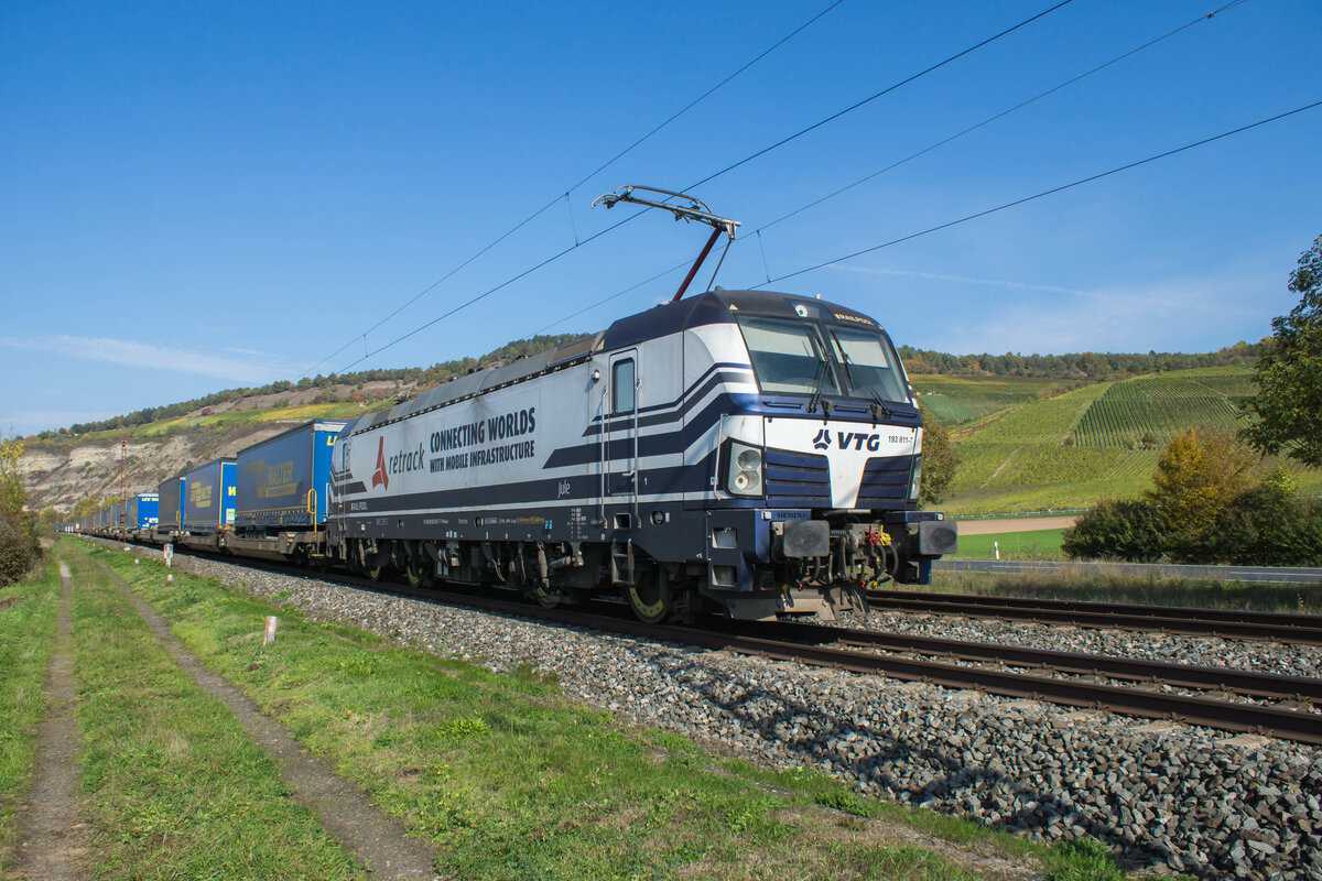 193 811-7 mit einem Aufliegerzug in Richtung Süden unterwegs,gesehen am 12.10.2022 bei Thüngersheim