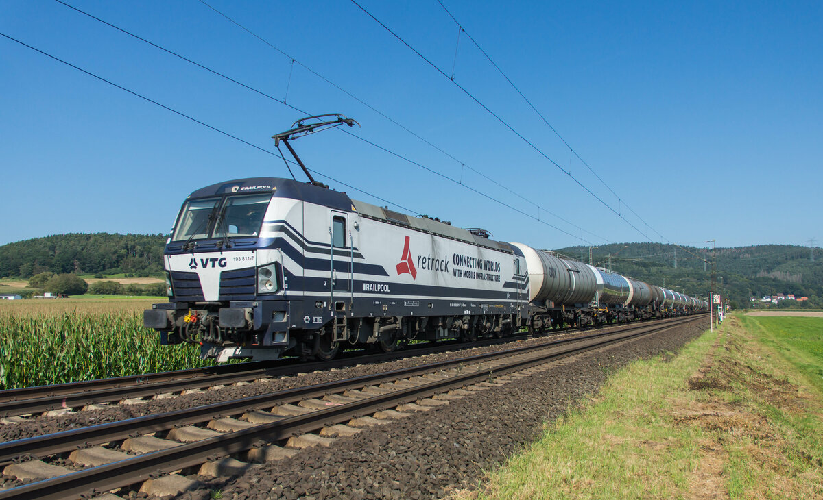 193 811-7 mit einen Kesselzug bei Reilos am 08.09.2021