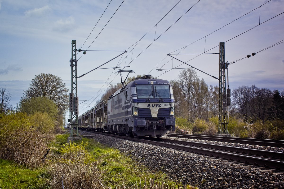 193 811-7 der Railpool mit einem leeren Autozug bei Westick (17.04.2021) 