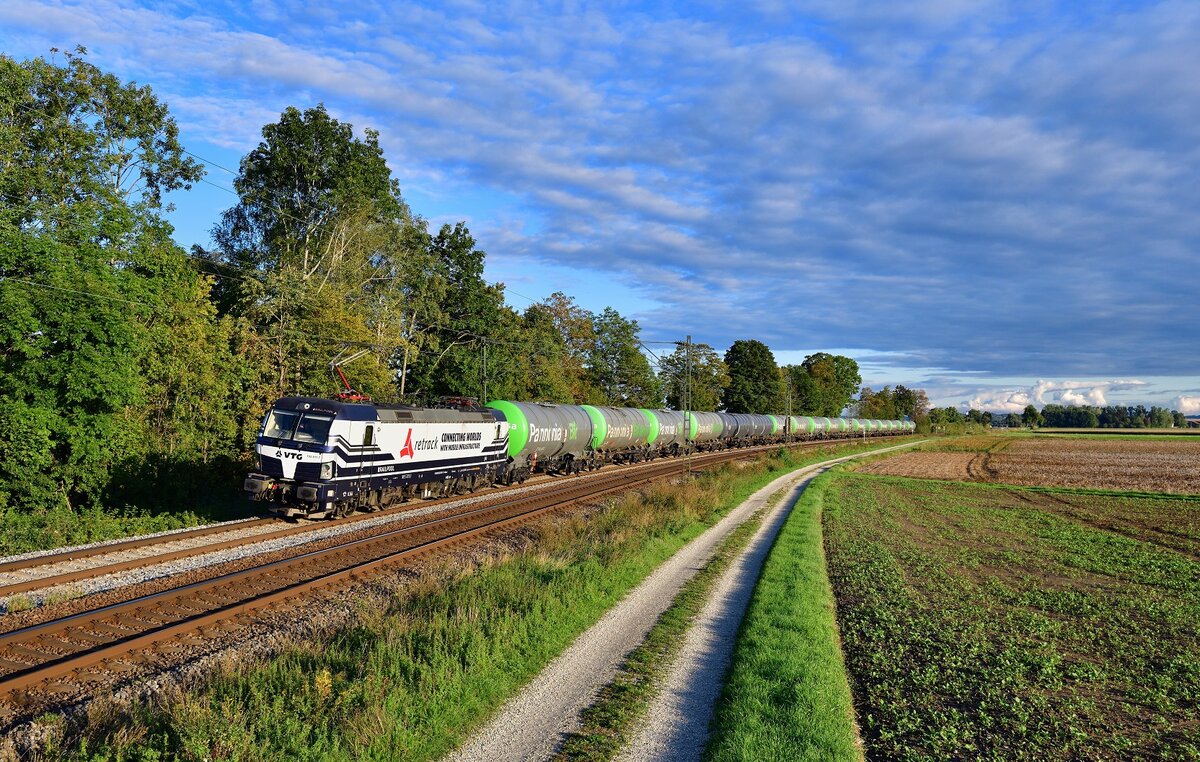 193 811 mit einem Kesselzug am 21.09.2022 bei Langenisarhofen.