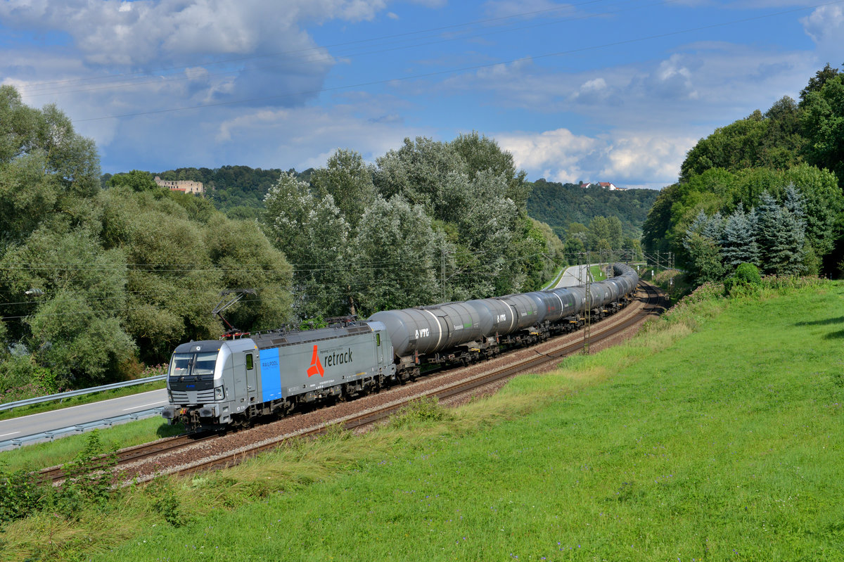 193 811 mit einem Kesselzug am 11.08.2016 bei Pleinting. 