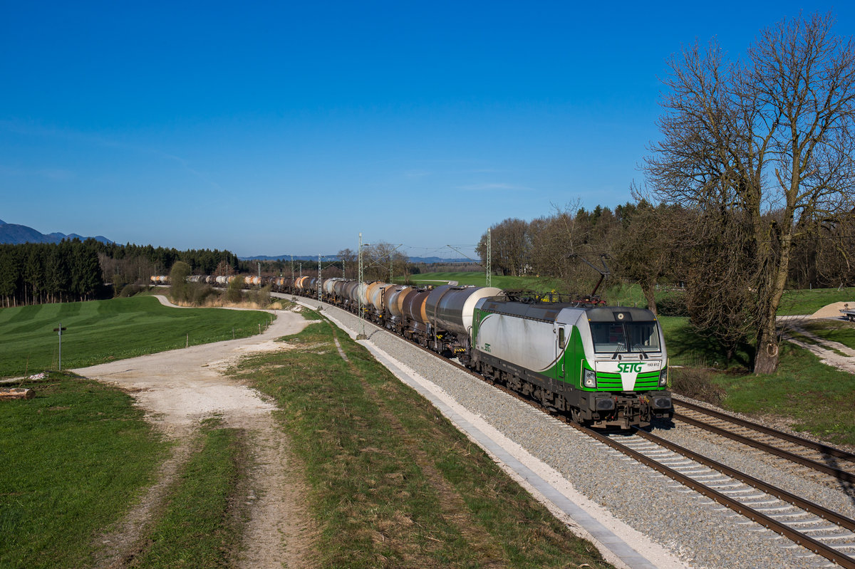 193 812 fährt am 31. März 2017 mit einem Knickkesselzug bei Grabenstätt in Richtung Salzburg.