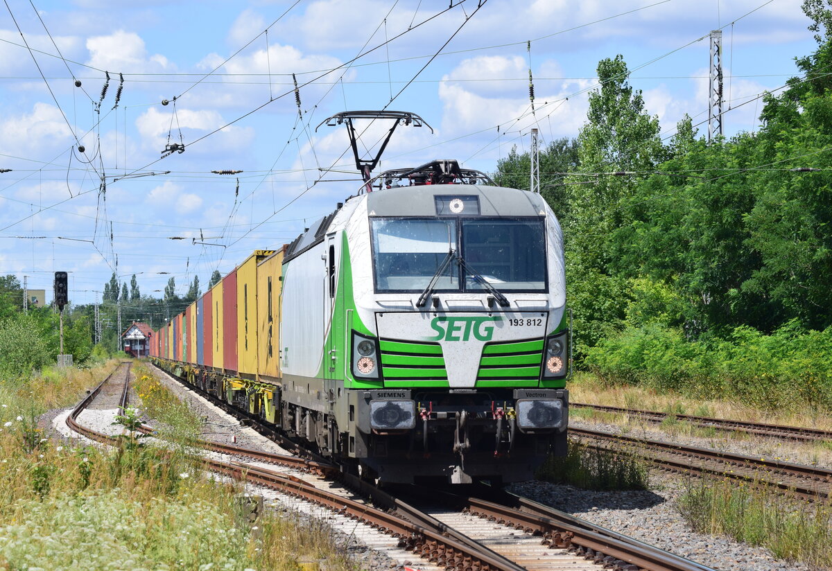 193 812 der SETG fährt mit einem Containerzug durch Gommern in Richtung Dessau.

Gommern 18.07.2023