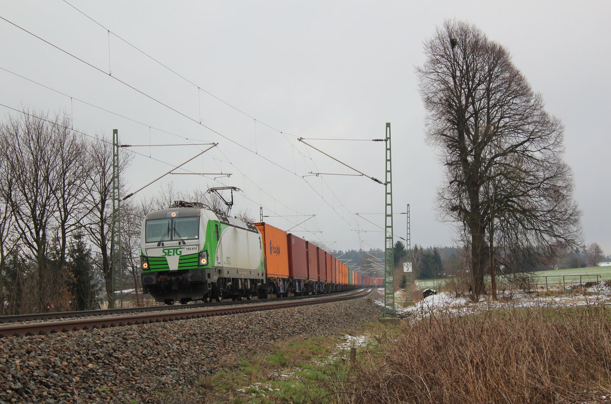 193 812 (SETG) mit einem Conteinerzug zu sehen am 01.04.16 an der Schöpsdrehe bei Plauen/V.