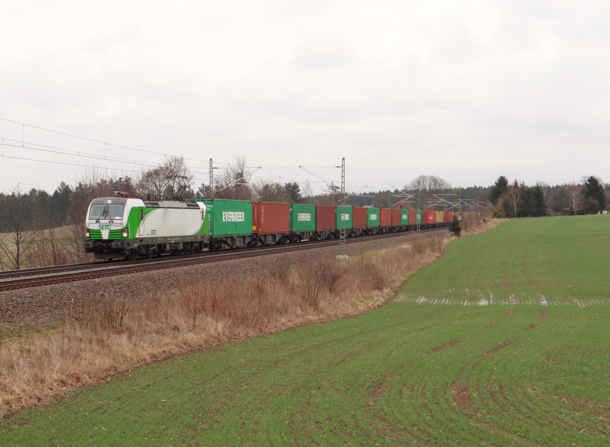 193 812 (STEG) zu sehen am 04.02.16 mit einem Containerzug an der Schöpsdrehe bei Plauen/V.