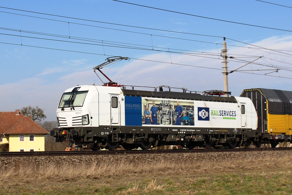 193 813-3 mit einem ARS-Autozug nach der Haltestelle Oftering Richtung Wels am 21.2.2015 