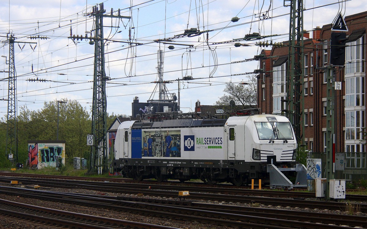 193 813-3 von der Wiener Lokalbahnen Cargo steht abgestellt im Aachener-Hbf. Aufgenommen vom Bahnsteig 2 vom Aachen-Hbf.
Bei Sonne und Wolken am Nachmittag vom 7.5.2015.