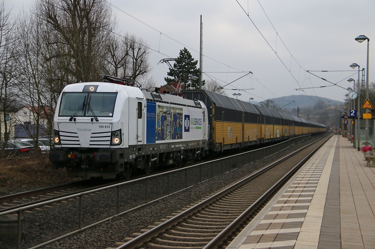 193 813 bespannte am 18.02.2015 einen ARS-Autotransportzug in Fahrtrichtung Norden. Aufgenommen in Wehretal-Reichensachsen.