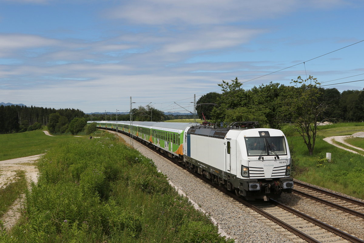 193 813 mit dem  Sylt-Alpen-Express  auf dem Weg nach Salzburg am 5. Juli 2020 bei Grabenstätt im Chiemgau.