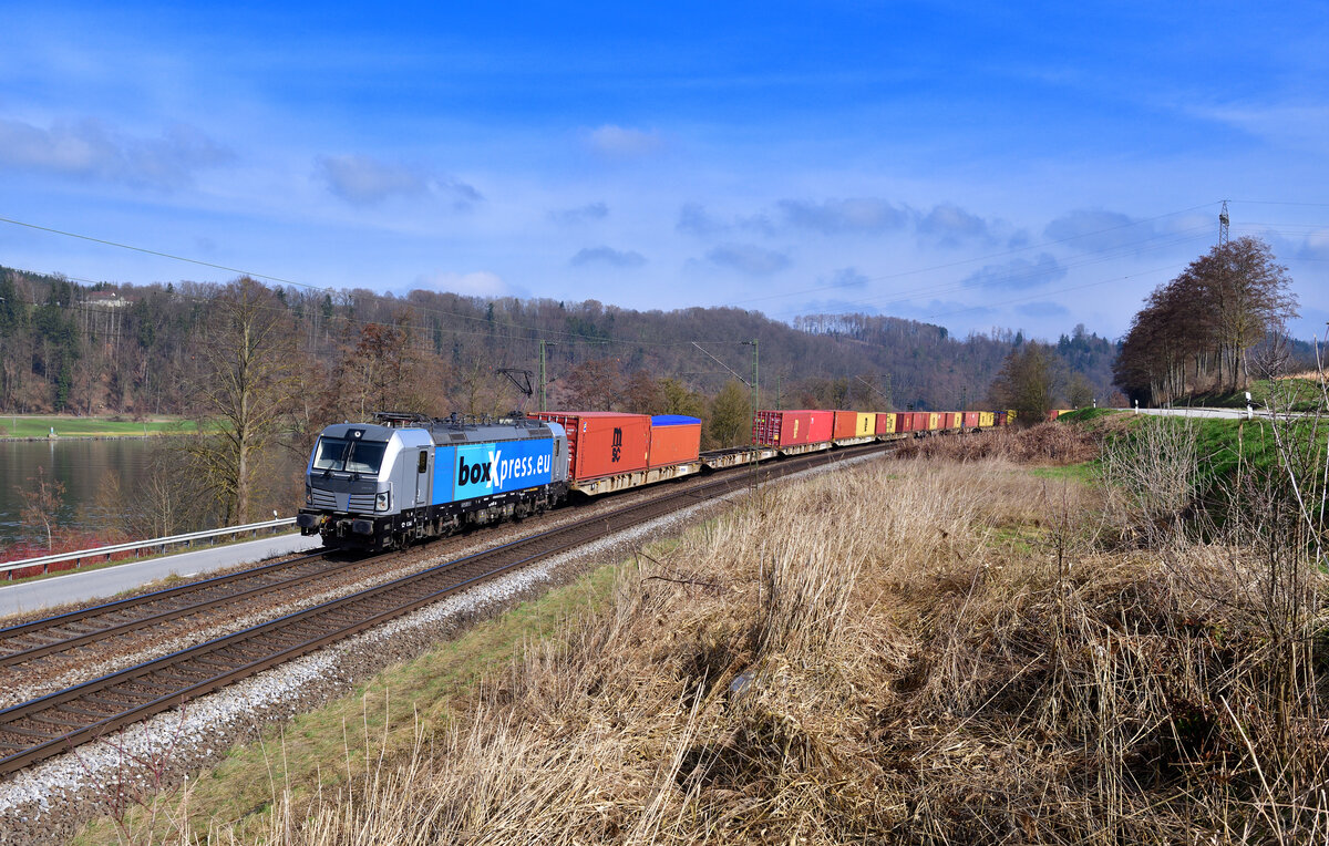 193 813 mit einem Containerzug am 02.03.2024 bei Sandbach.