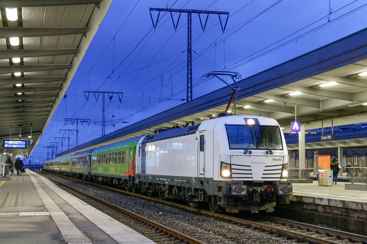 193 813 Railpool mit Flixtrain 1802 in Essen Hbf, Februar 2019.