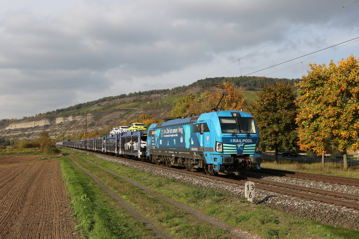 193 813 von  Railpool  war am 12. Oktober 2022 mit einem Autozug bei Thüngersheim in Richtung Würzburg unterwegs.