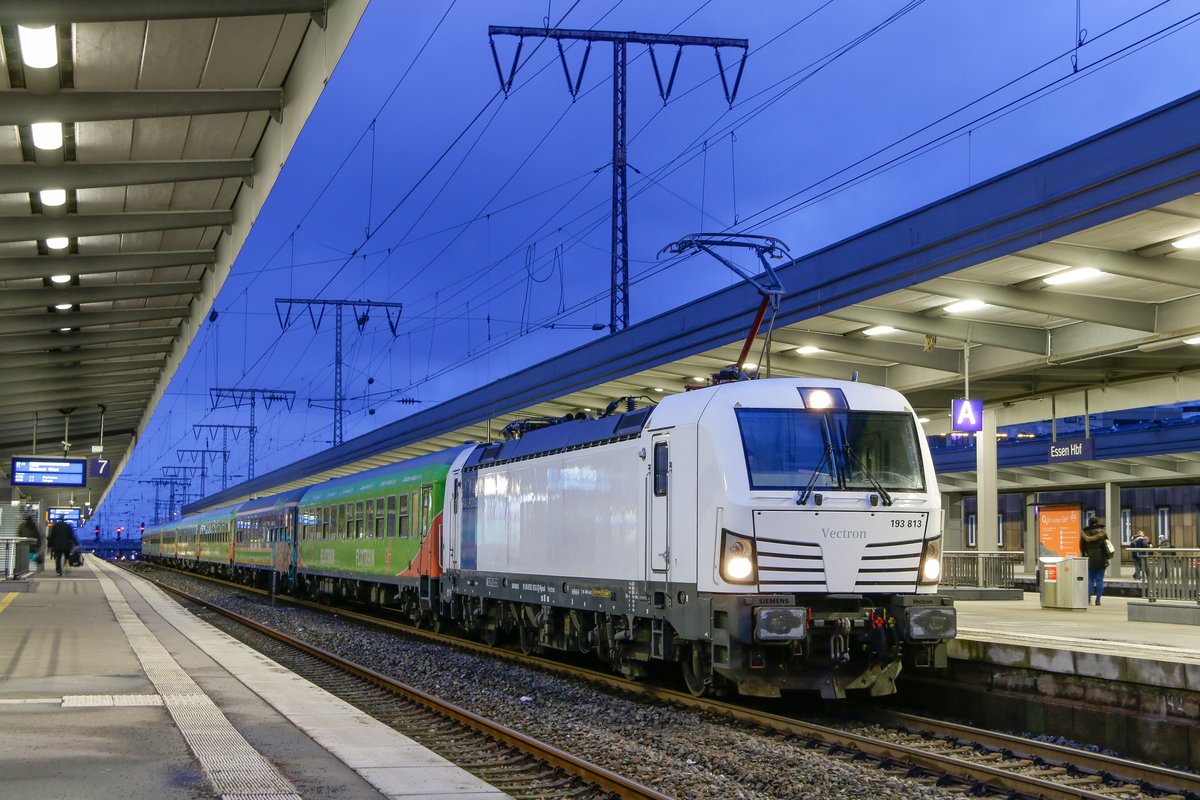 193 813 RP Vectron mit Flixtrain 1802 in Essen Hbf, am 09.02.2019.