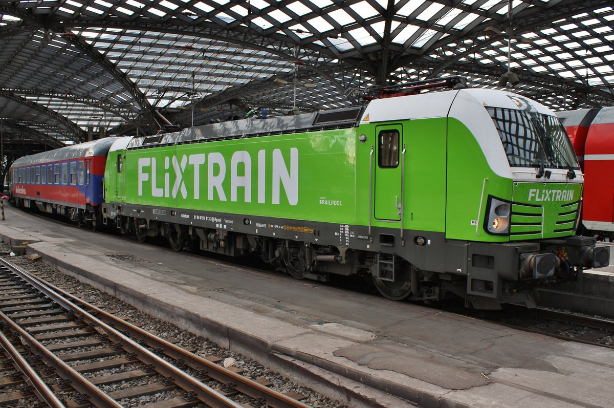 193 813 steht am Abend des 26.05.2019 mit dem FLX1806 nach Hamburg-Altona im Kölner Hauptbahnhof bereit.