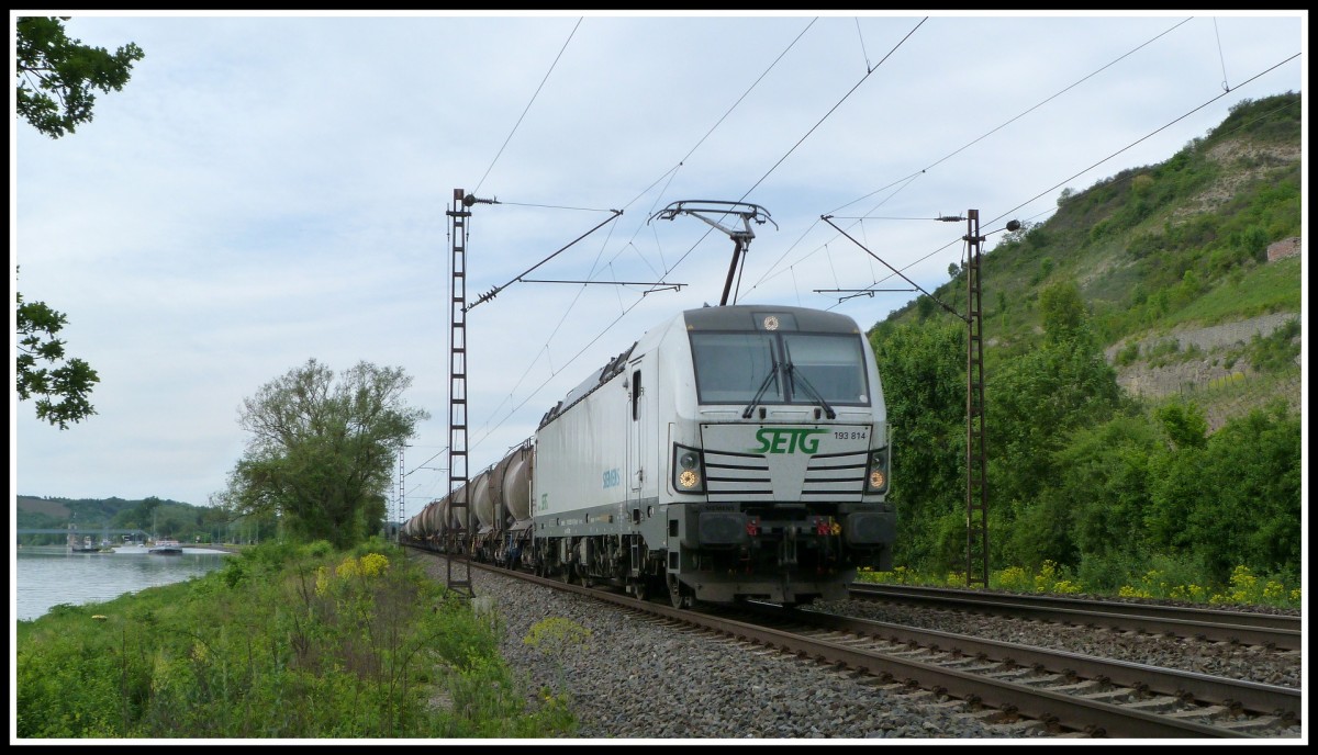 193 814 des österreichischen Unternehmens SETG fährt am 14.5.15 mit einem Kesselzug durch das Maintal in Richtung Würzburg.
Bei Erlabrunn konnte er von mir fotografiert werden. 