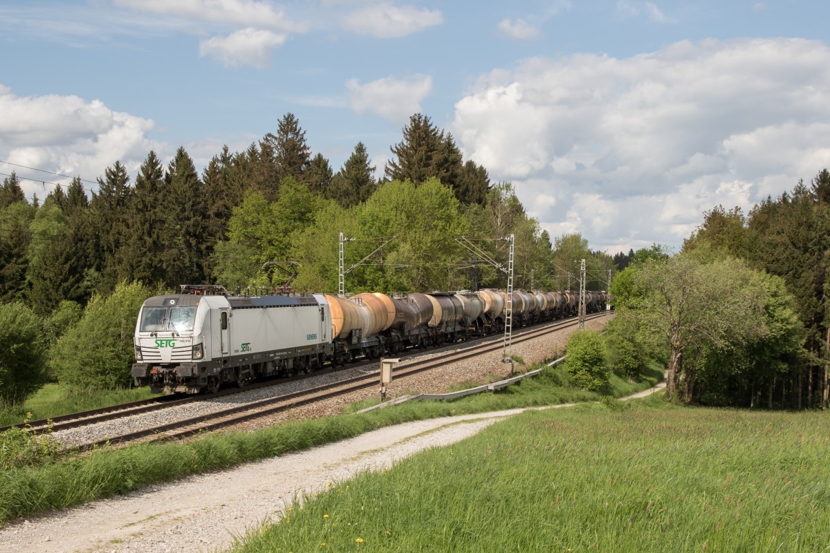 193 814 der SETG mit einem Kreideschlammzug am 10. Mai 2015 bei Grabenstätt.