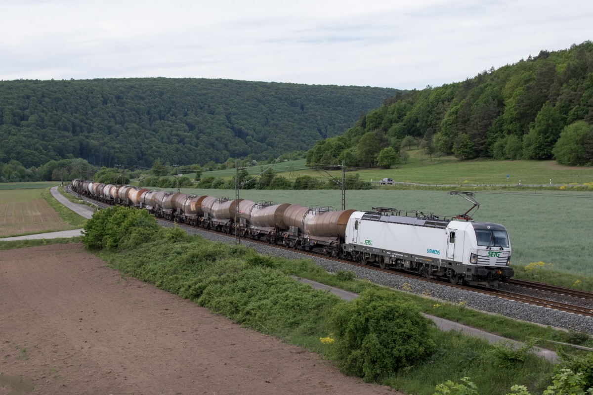 193 814 der SETG mit einem Knickkesselzug am 14. Mai 2015 bei Harrbach.