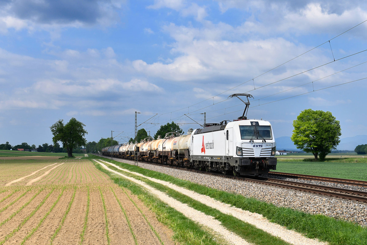 193 815 mit einem Kesselzug am 04.05.2018 bei Langenisarhofen. 
