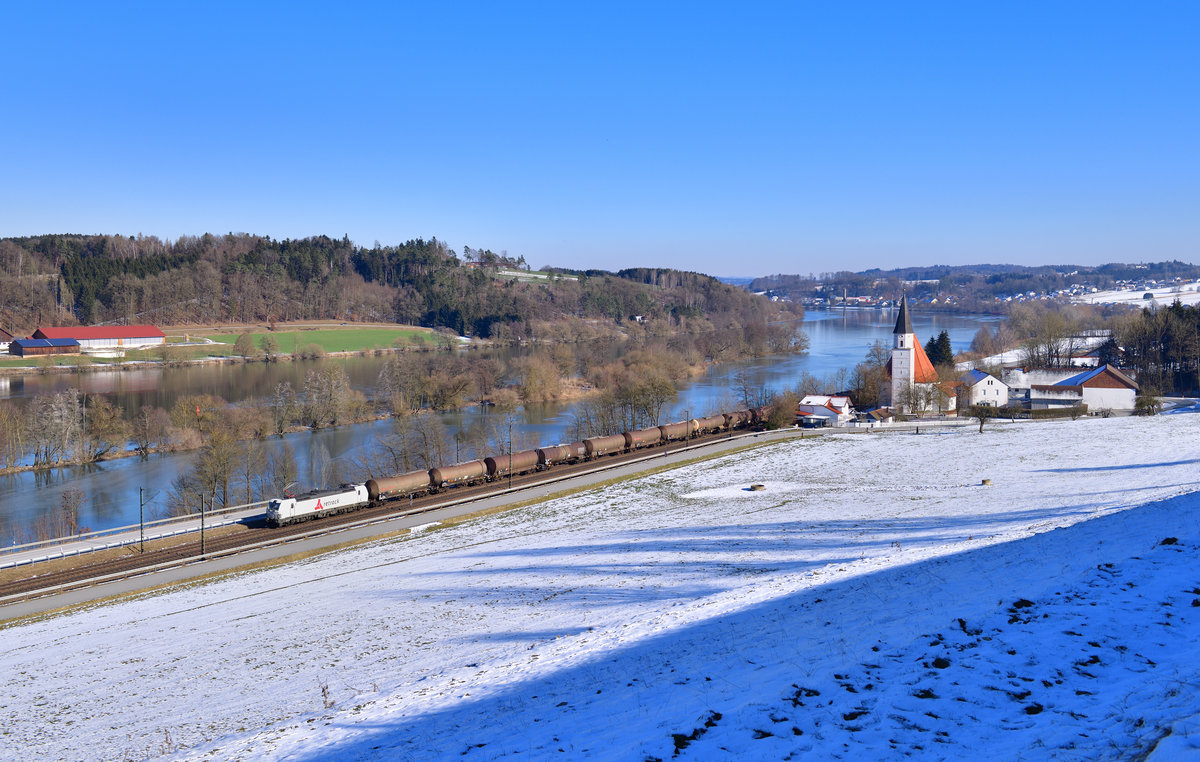 193 815 mit einem Kesselzug am 14.02.2021 bei Hausbach.