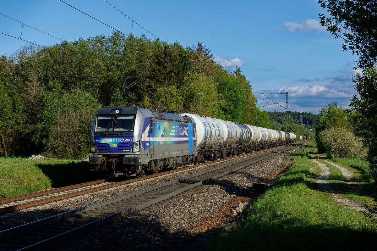 193 815 Railpool/RTB Cargo mit einem Kesselwagenzug bei Postbauer-Heng Richtung Nürnberg, 05.05.2020