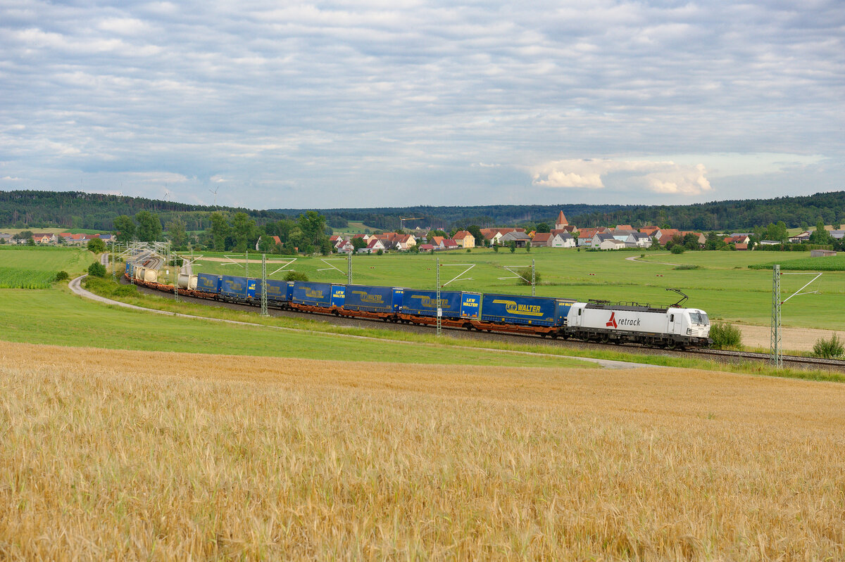 193 815 Railpool/VTG Retrack  Kätchen  mit einem LKW-Walter KLV-Zug bei Oberdachstetten Richtung Würzburg, 17.07.2020