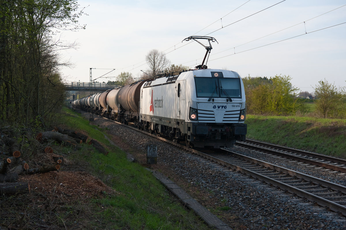 193 815 von retrack mit einem Kesselwagenzug bei Postbauer-Heng Richtung Regensburg, 16.04.2019