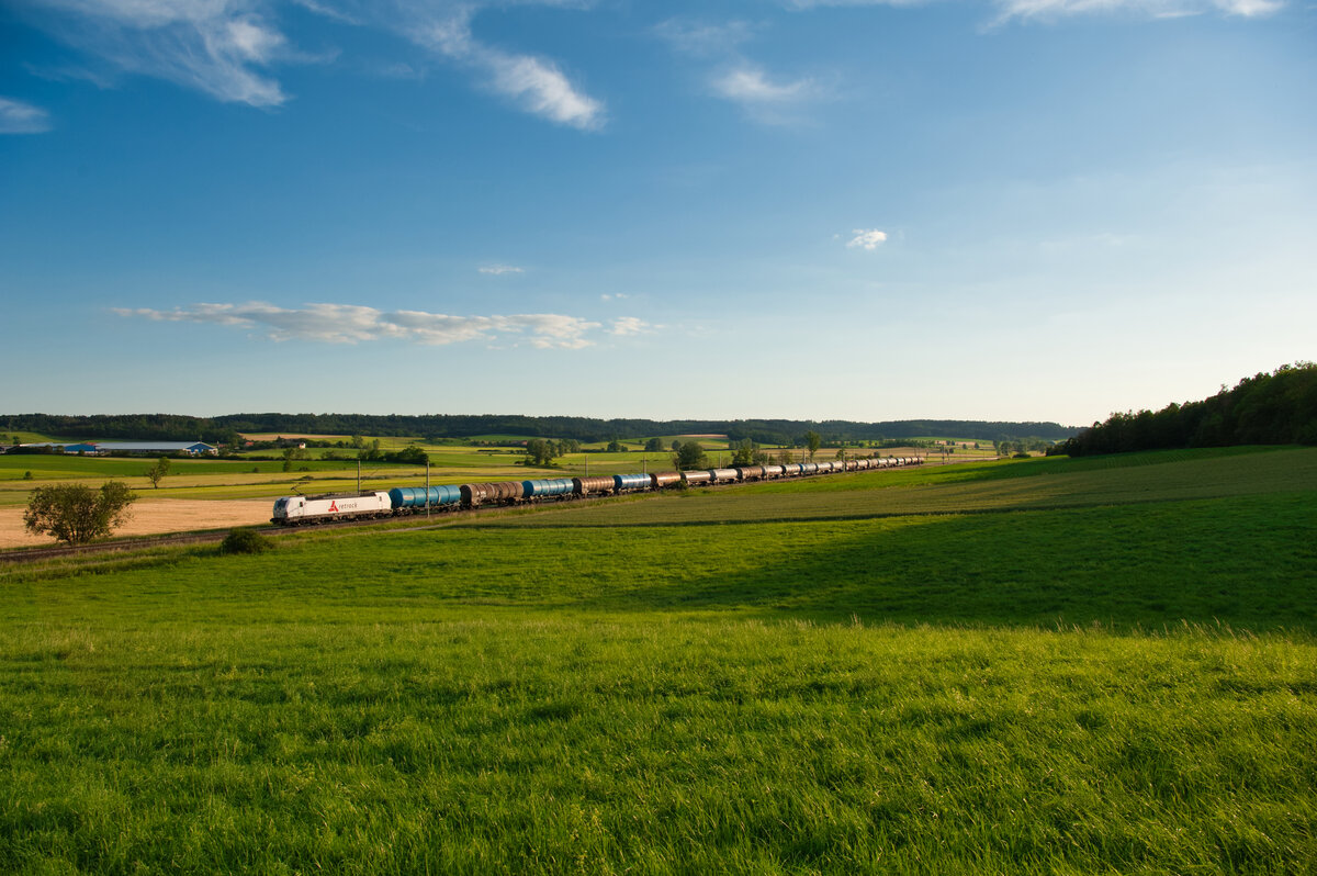 193 815 VTG/Retrack mit einem Kesselwagenzug bei Oberdachstetten Richtung Ansbach, 24.06.2020
