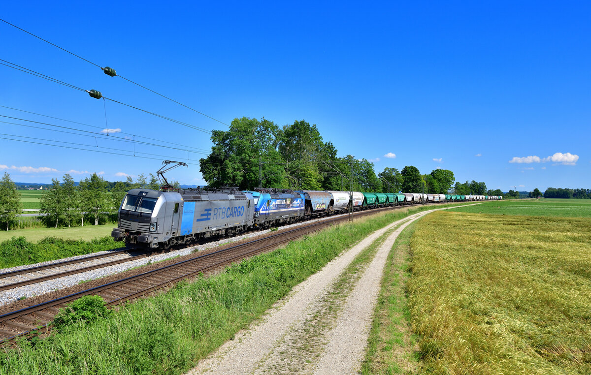 193 816 + 193 485 mit einem Getreidezug am 12.06.2022 bei Langenisarhofen.