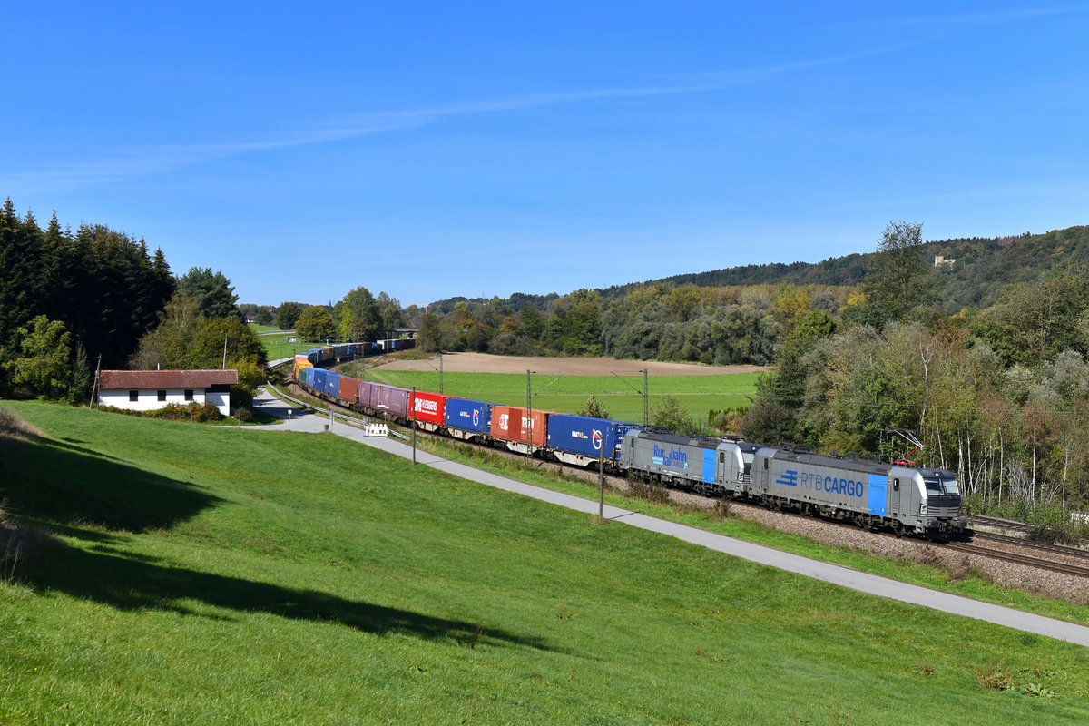 193 816 + 193 810 mit DGS 40679 am 29.09.2018 bei Vilshofen. 