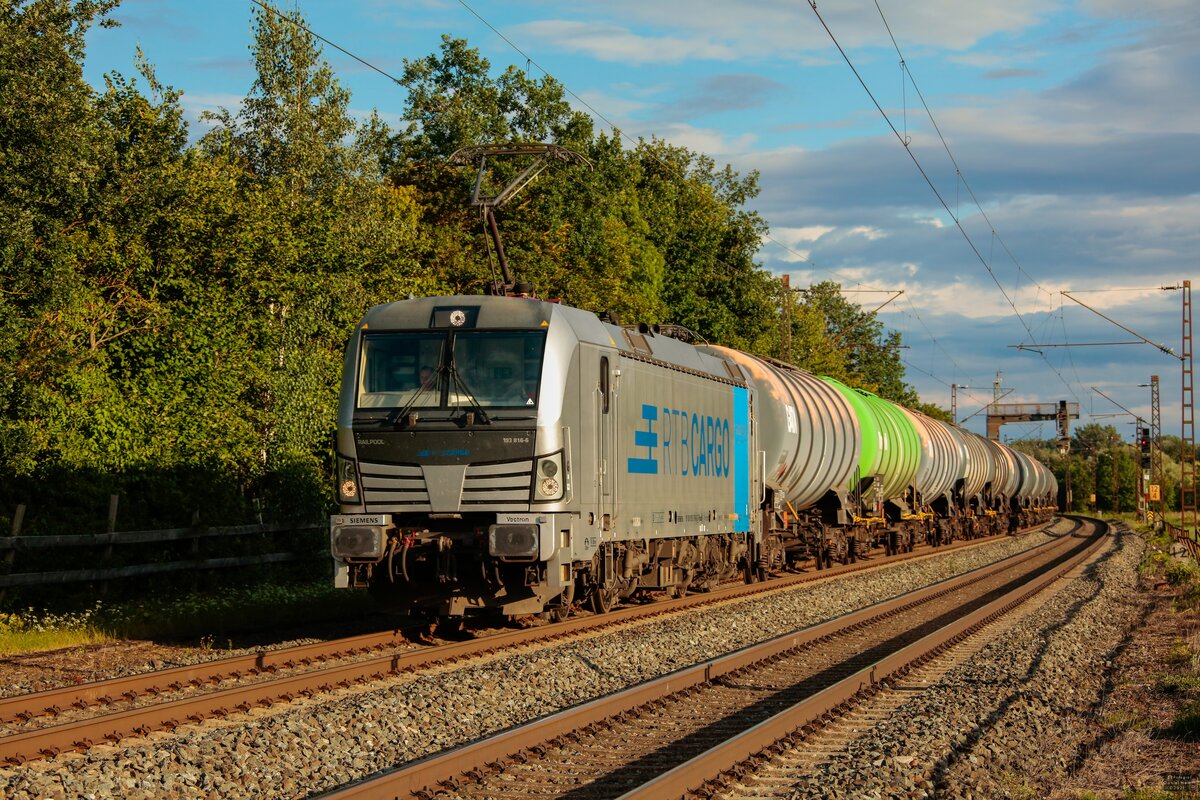 193 816-6 RTB Cargo mit Kesselzug in Thüngersheim, August 2021.