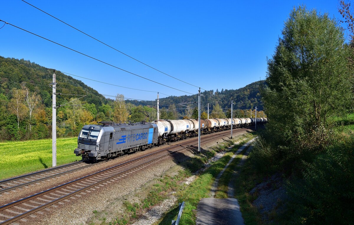 193 816 mit einem Kesselzug am 09.10.2021 bei Wernstein am Inn.