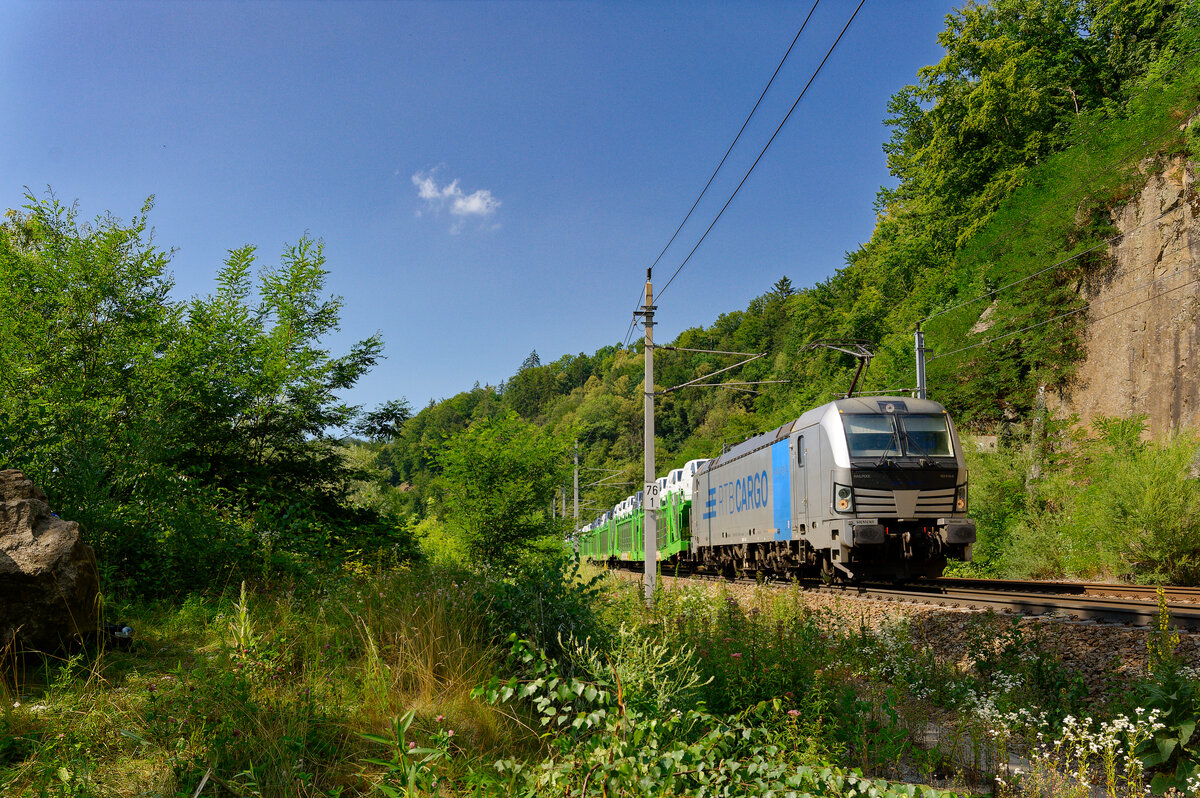 193 816 Railpool/RTB Cargo mit einem Hödlmayr Autotransportzug bei Ingling Richtung Wels, 22.07.2020