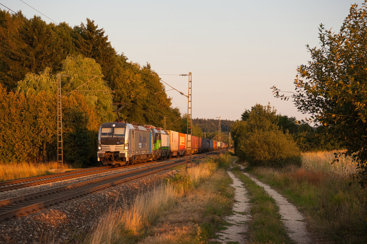 193 816 der Ruhrtalbahn Cargo mit einem ELL Vectron und einem KLV-Zug bei Postbauer-Heng Richtung Nürnberg, 16.08.2018