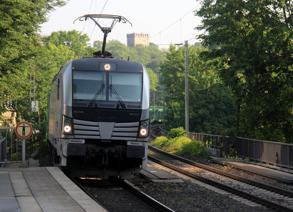 193 816 von der Rurtalbahn  kommt aus Richtung Aachen-West mit einem einem Autozug aus Belgien nach Sankt-Valentin(A) und fährt durch Aachen-Schanz in Richtung Aachen-Hbf,Aachen-Rothe-Erde,Stolberg-Hbf(Rheinland)Eschweiler-Hbf,Langerwehe,Düren,Merzenich,Buir,Horrem,Kerpen-Köln-Ehrenfeld,Köln-West,Köln-Süd. Aufgenommen vom Bahnsteig von Aachen-Schanz.
Bei Sommerwetter am Morgen vom 16.5.2018.