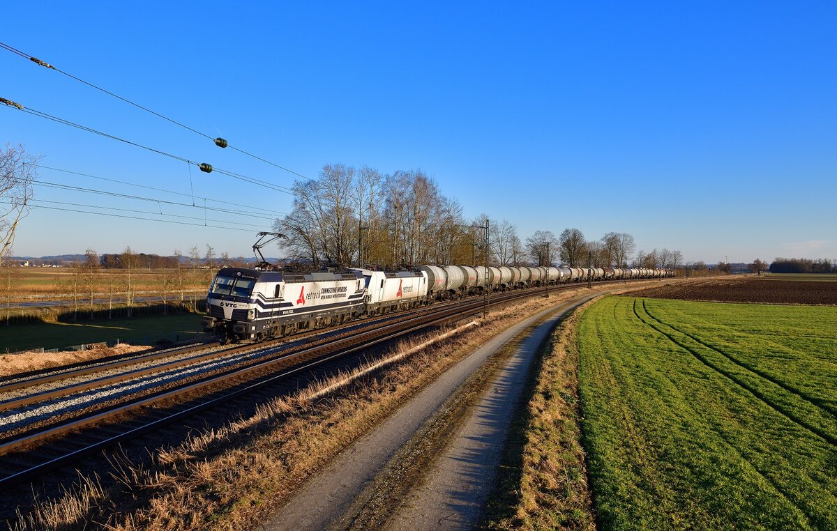 193 817 + 193 815 mit einem Kesselzug am 13.02.2022 bei Langenisarhofen.