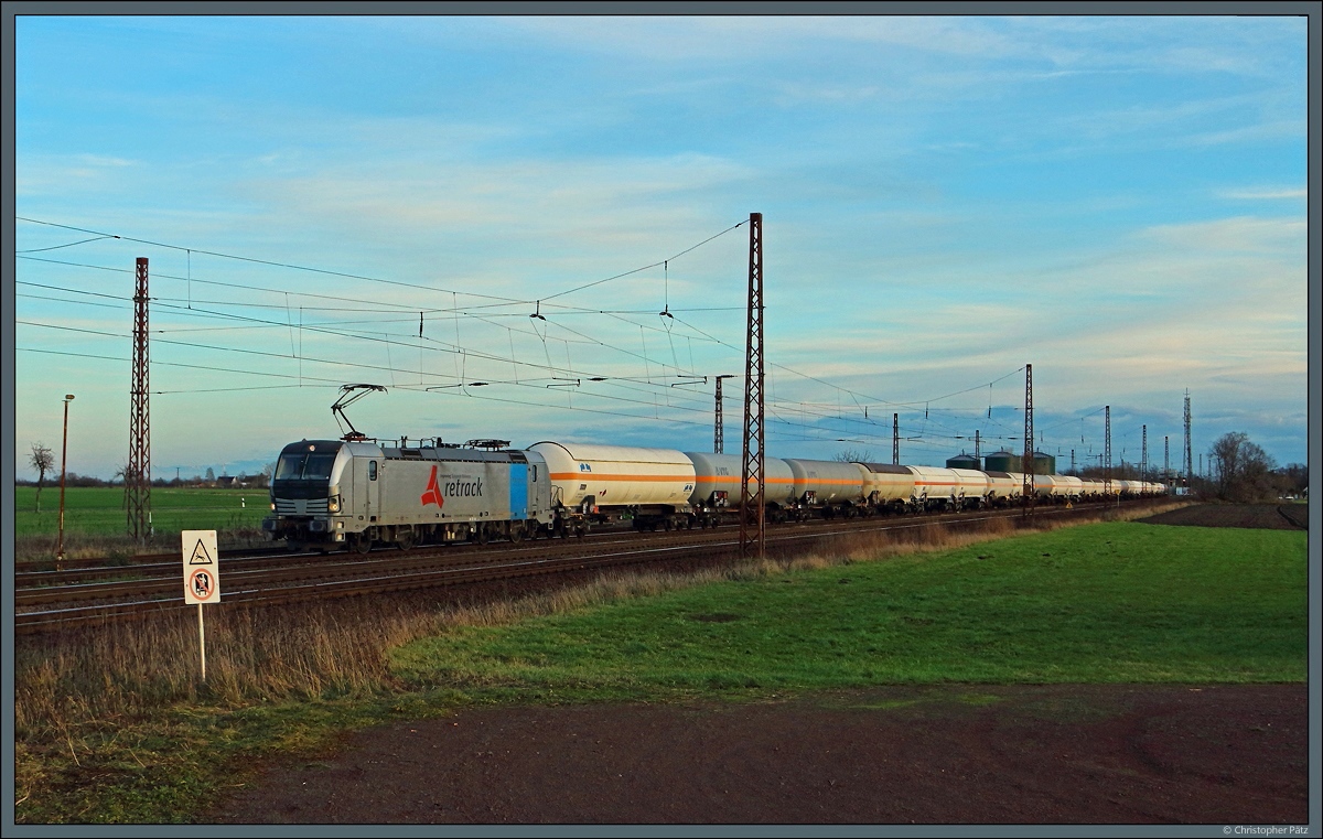 193 817-4 der Retrack GmbH wird vom Fahrdienstleiter auf das Überholgleis des Bahnhofs Güterglück geschickt. Etwa auf Höhe des Zugschlusses zweigte die 2004 stillgelegte  Kanonenbahn  nach Wiesenburg ab. (15.12.2019)