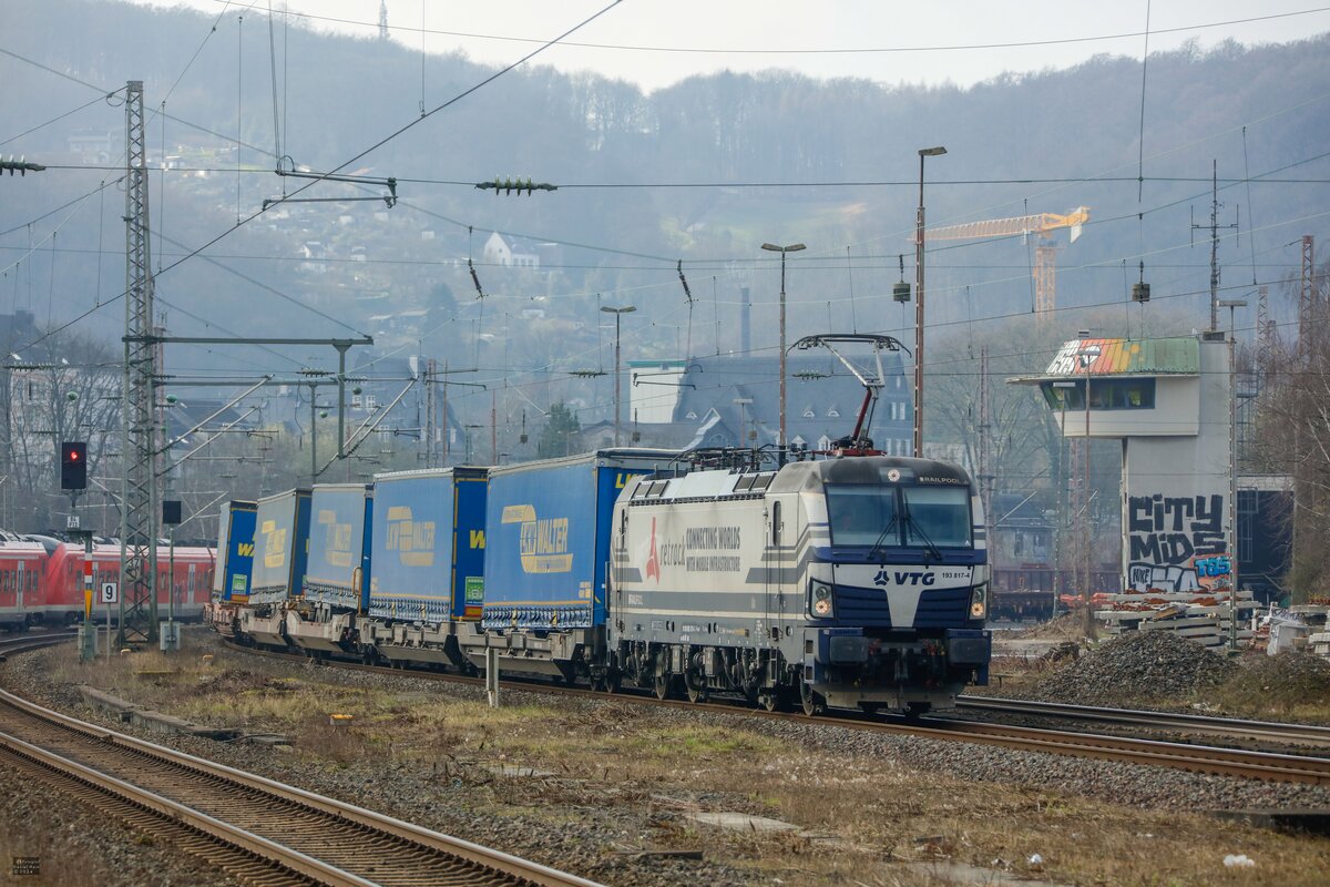 193 817-4 VTG Vectron mit Lkw-Walter KLV in Wuppertal, Februar 2024.