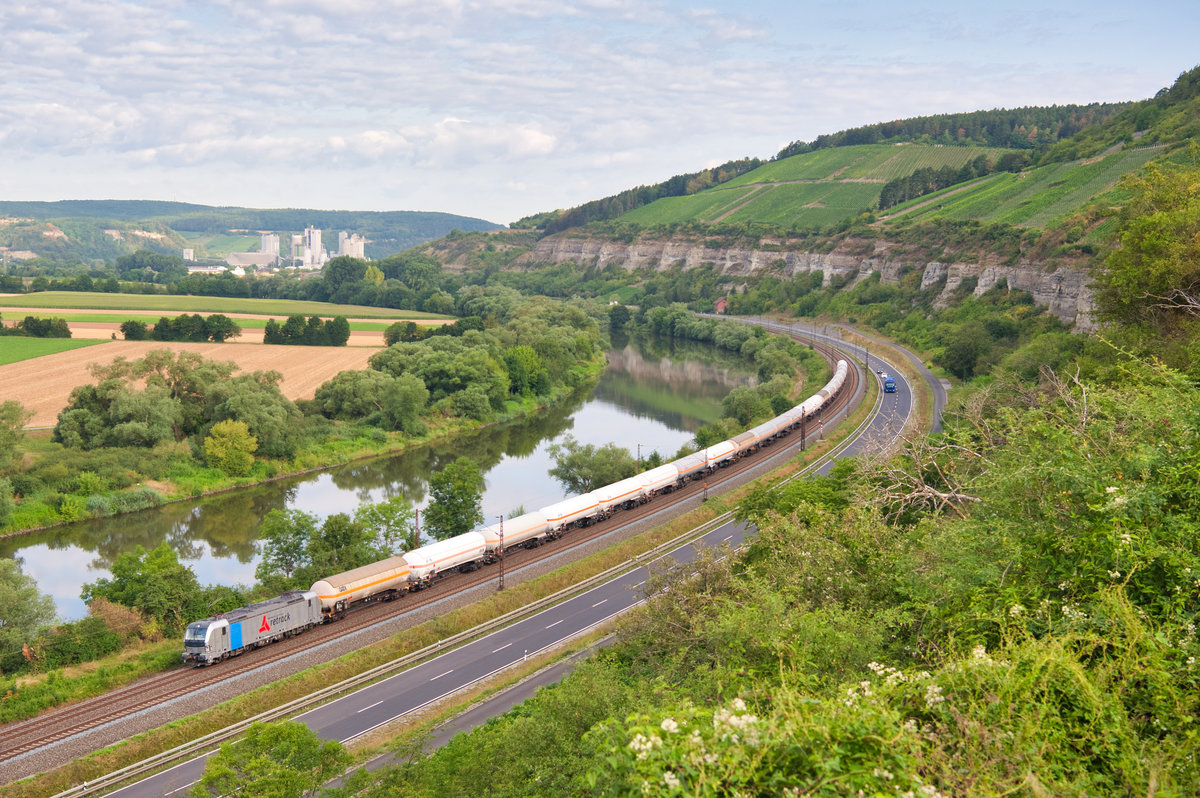 193 817  Lea  von Railpool/retrack mit DGS 69613 (Köln Eifeltor - Ingolstadt Hbf) bei Himmelstadt, 01.08.2019
