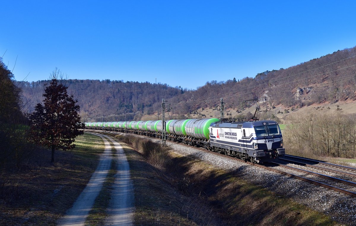 193 817 mit einem Kesselzug am 28.02.2021 bei Obereichstätt.