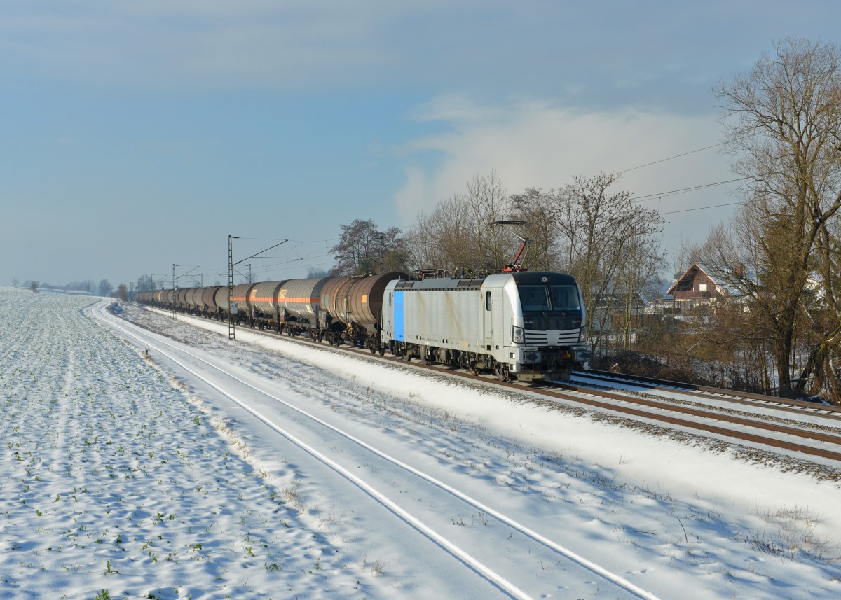 193 817 mit einem Kesselzug am 06.01.2016 bei Langenisarhofen. 